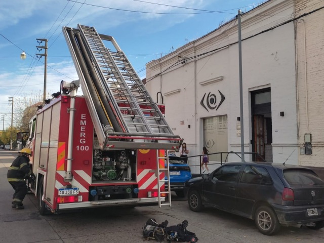 Principio de incendio en el techo de un local c�ntrico